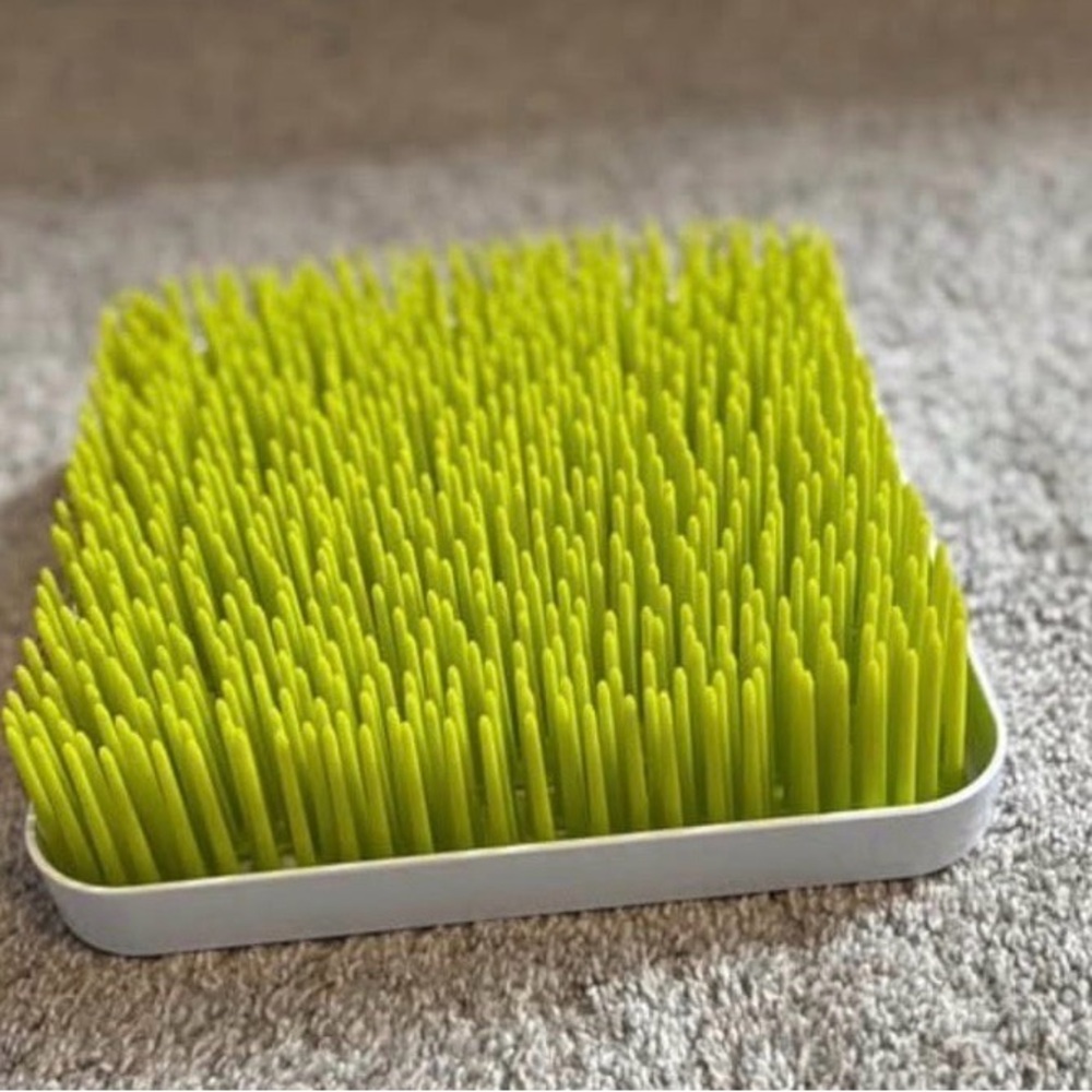 Green Grass-Like Drying Rack